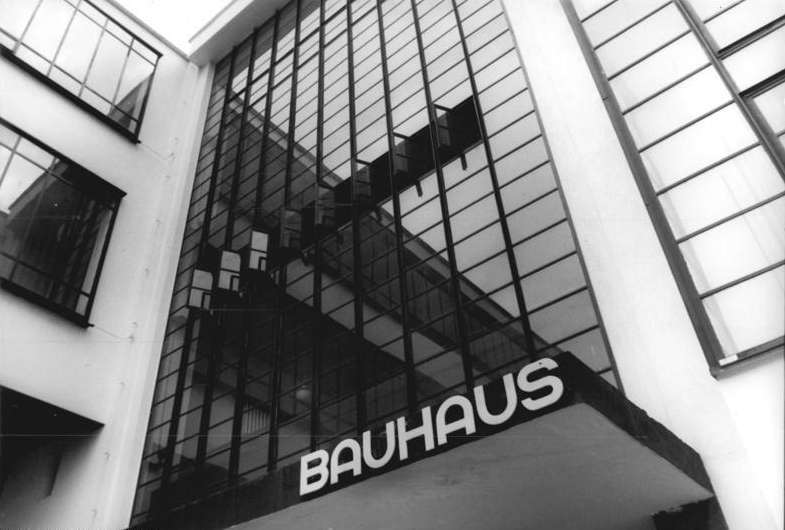 Der Eingang des Gebaeudes des Bauhaus in Dessau, entworfen von Walter Gropius in einer Aufnahme von 1988.