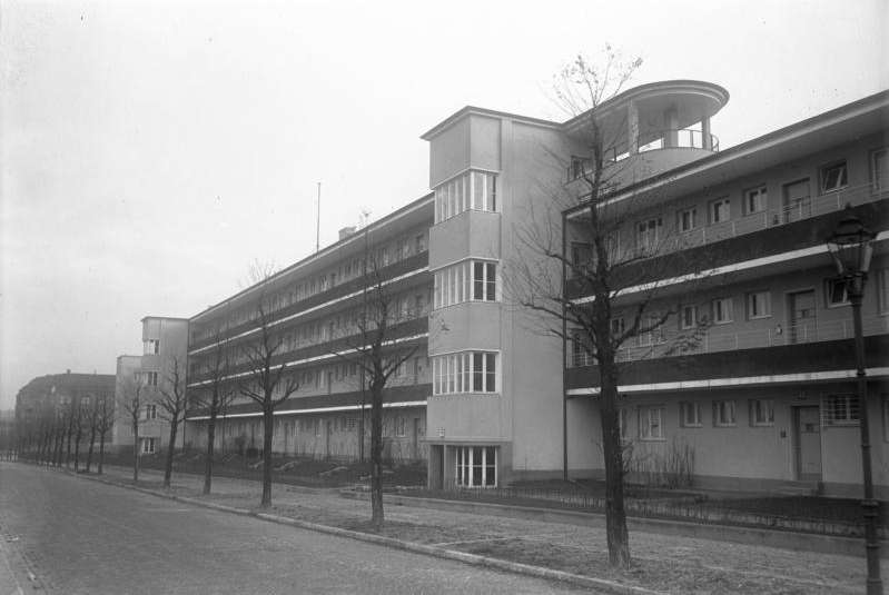 Bauhaus Architektur - Laubenganghaus in Berlin (Steglitz) von 1930. Architekten: Anton Brenner, Paul Mebes, Paul Emmerich Das Laubenganghaus in Berlin-Steglitz. Entworfen unter anderem von Bauhaus-Architekt Anton Brenner. Weitere Architekten waren Paul Mebes und Paul Emmerich. Das Gebäude ist aus dem Jahr 1930