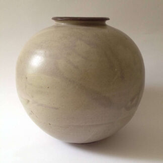 Bauhaus-Keramik-Vase, die Otto Lindig zugeschrieben werden kann, aus der ehemaligen Bauhaus-Werkstatt, die der Keramiker Otto Lindig 1930 übernommen hatte.