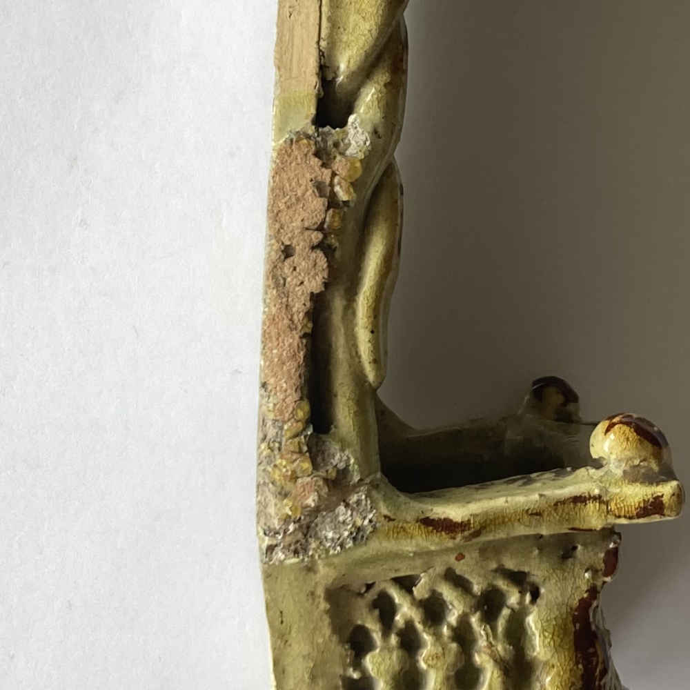 Acquasantiera con la crocifissione di Cristo e gruppo della crocifissione sotto un edificio sacro in stile barocco - immagine 4