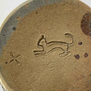 Marca de cerámica de Albrecht Hohlt: Antiguo gato (utilizado entre 1946 y 1953) y cruz.