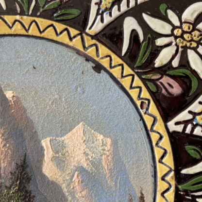 MUSÉE CÉRAMIQUE - Assiette illustrée de Thoune avec Wellhorn et Wetterhorn – Majolique Thuner (Thoune) – Image 3