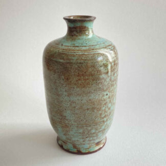 Hier sieht man eine grün-braune Vase von Auguste Papendieck, wobei es sich um eine Studiokeramik aus den 1930er handelt.