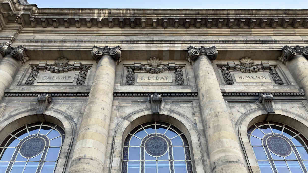 Barthélemy Menn (B. MENN) est ici honoré sur la façade du bâtiment du Musée d'art et d'histoire de la Ville de Genève (MAH), aux côtés d'Alexandre Calame (* 1810, † 1864) et de François Diday (* 1802, † 1877).
