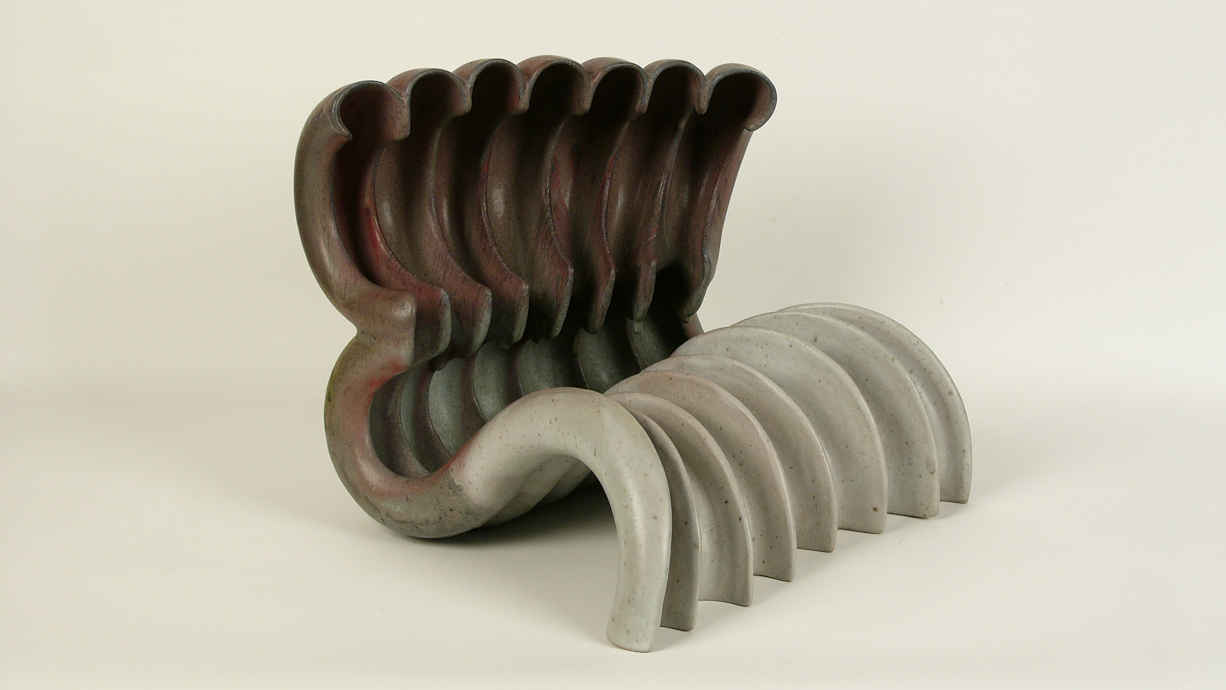 Esta cerámica de Beate Kuhn es la obra Welle (ola).