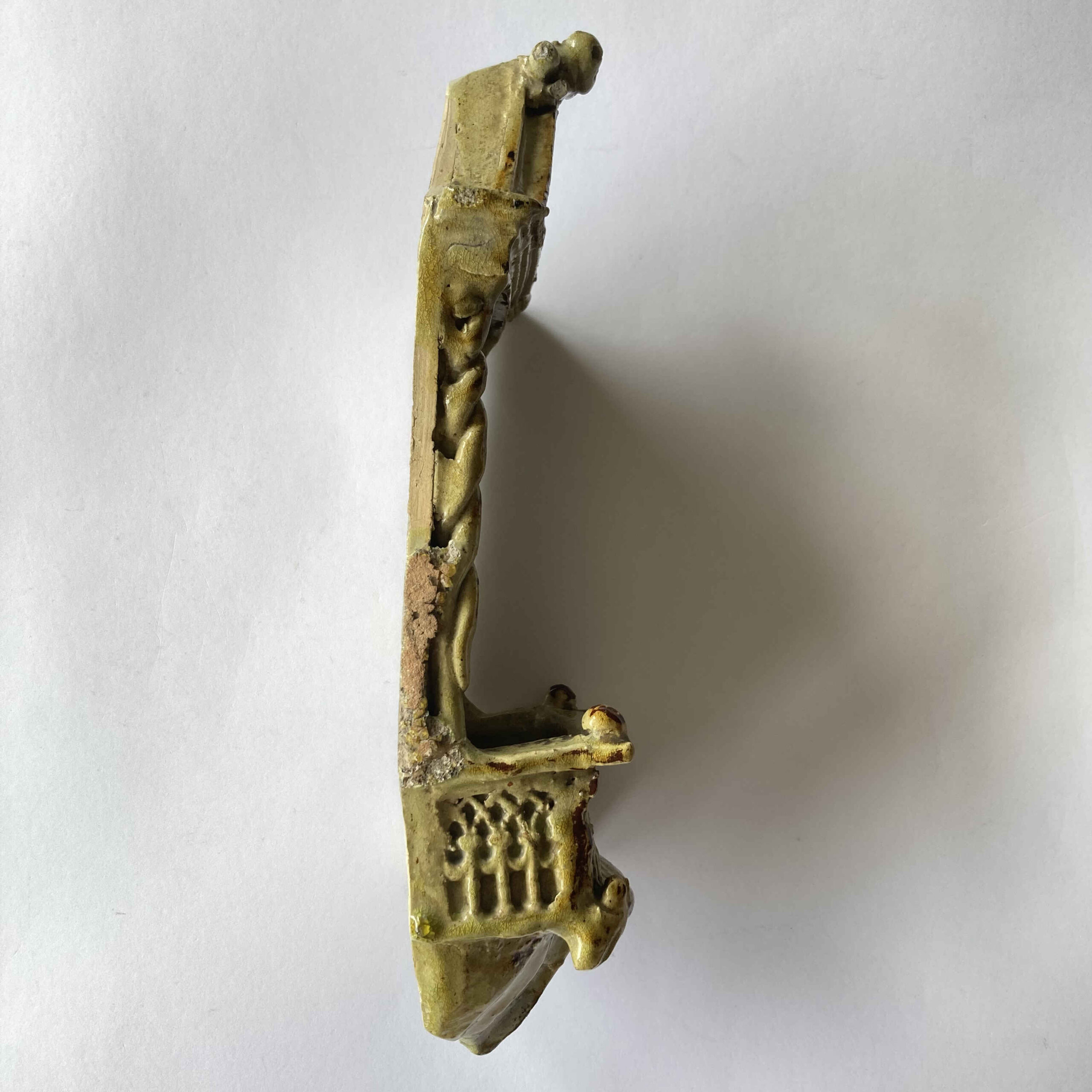 Bénitier représentant la crucifixion du Christ et un groupe sculptural de la crucifixion, situé dans un édifice sacré de style baroque – Image 2