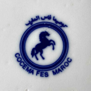 Porcelaine marque de Cocema Fes Maroc: Cheval dans un cercle, en dessous Cocema Fes Maroc, au-dessus Cocema Fes Maroc en arabe