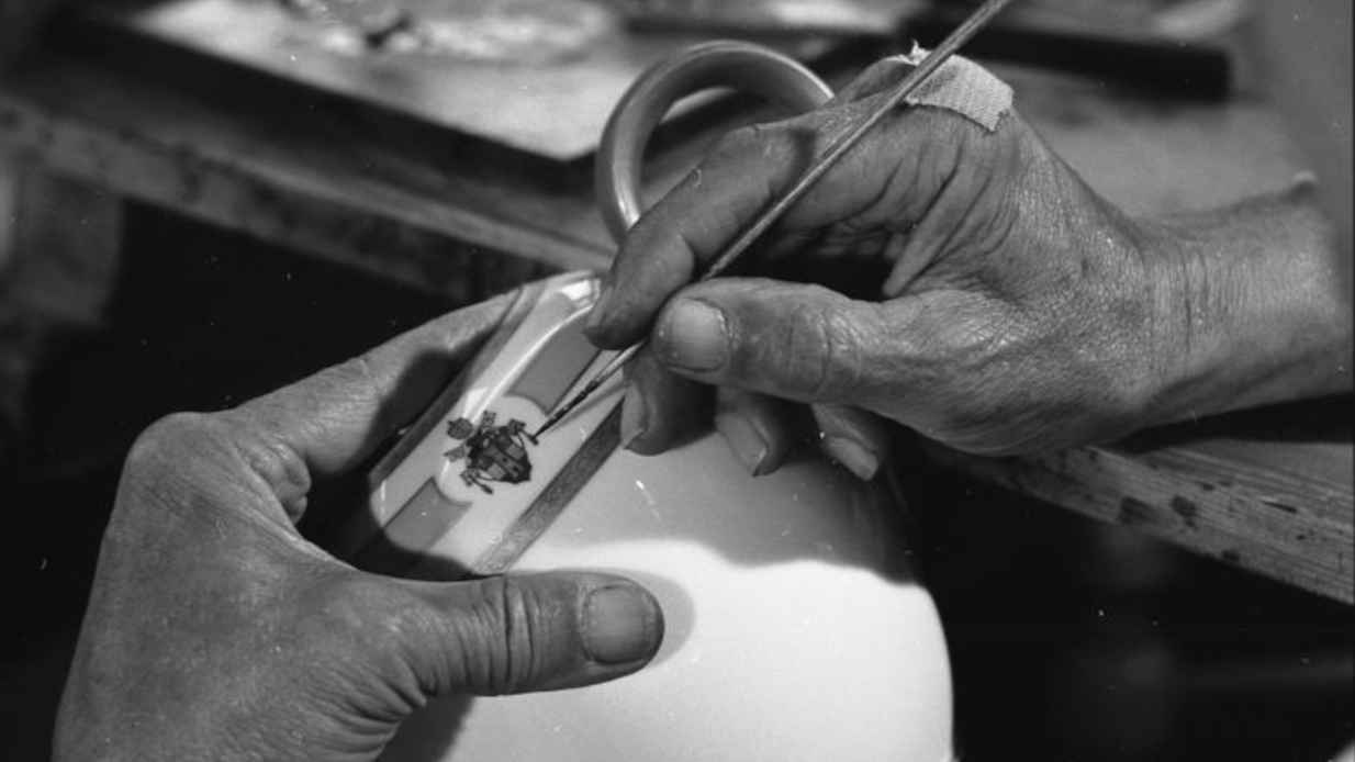Pour peindre la porcelaine ou la céramique, on peut aussi utiliser des feutres de porcelaine avec une pointe de pinceau au lieu de pinceaux de porcelaine.