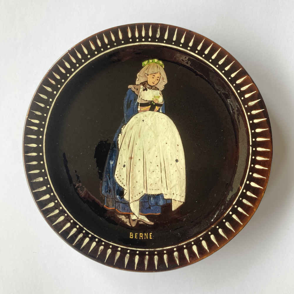 Friedrich Ernst FRANK (* 1862, † 1920) para Johann WANZENRIED - Plato con traje tradicional «Berna» en cerámica - Mayólica de Thun
