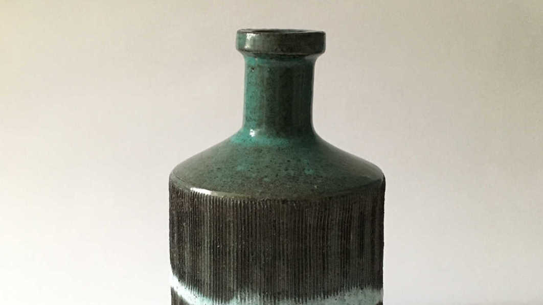 Keramik-Vase von Gerhard Dölz (DDR-Keramik), der mit Gerda Körting und Karl Jüttner zur Saalfelder Künstlergruppe - auch Saalfelder Gruppe genannt - gehörte, über die es in Berlin eine Ausstellung gibt.