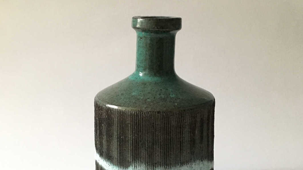 Vaso in ceramica di Gerhard Dölz (ceramica della RDT, Repubblica Democratica Tedesca), che, insieme a Gerda Körting e Karl Jüttner, apparteneva al gruppo di artisti Saalfeld (Saalfelder Künstlergruppe) - chiamato anche Gruppo Saalfeld - di cui esiste una mostra a Berlino.