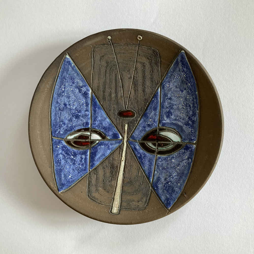 Studio pottery wall plate with butterfly by ceramist Gerhard Dölz made of visible brown manganese with blue, white, red glaze is a beautiful of studio ceramics from the GDR.
