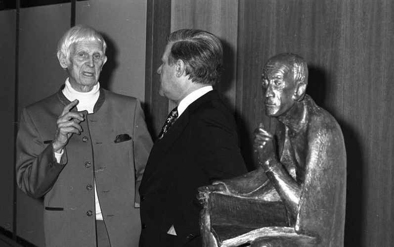 Gerhard Marcks - once a master of form at the Bauhaus - at the installation of his sculpture Albertus Magnus in the Federal Chancellery together with Helmut Schmidt. Gerhard Marcks in 1977 together with the then Federal Chancellor Helmut Schmidt at the installation of his sculpture Albertus Magnus in the Federal Chancellery.