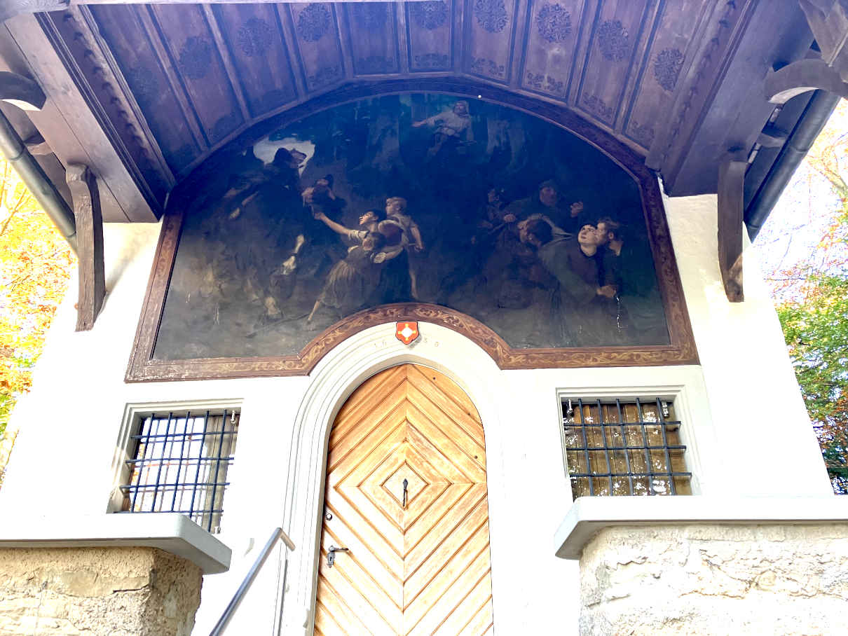 Gemälde Gesslers Tod von dem Maler Hans Bachmann gemalt, aussen an der Tellskapelle in Küssnacht bei der Hohlen Gasse.