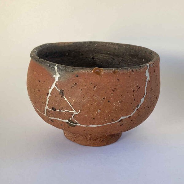 Réparation de céramique avec la technique de réparation Gintsugi avec de l'argent sur un bol.