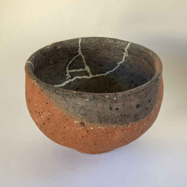 Réparation de céramique avec la technique de réparation Gintsugi avec de l'argent sur un bol.