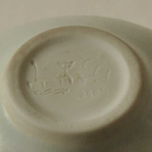 Porcelain mark by Goerge Hohlt: GH (G on H), year under it, cat stamp