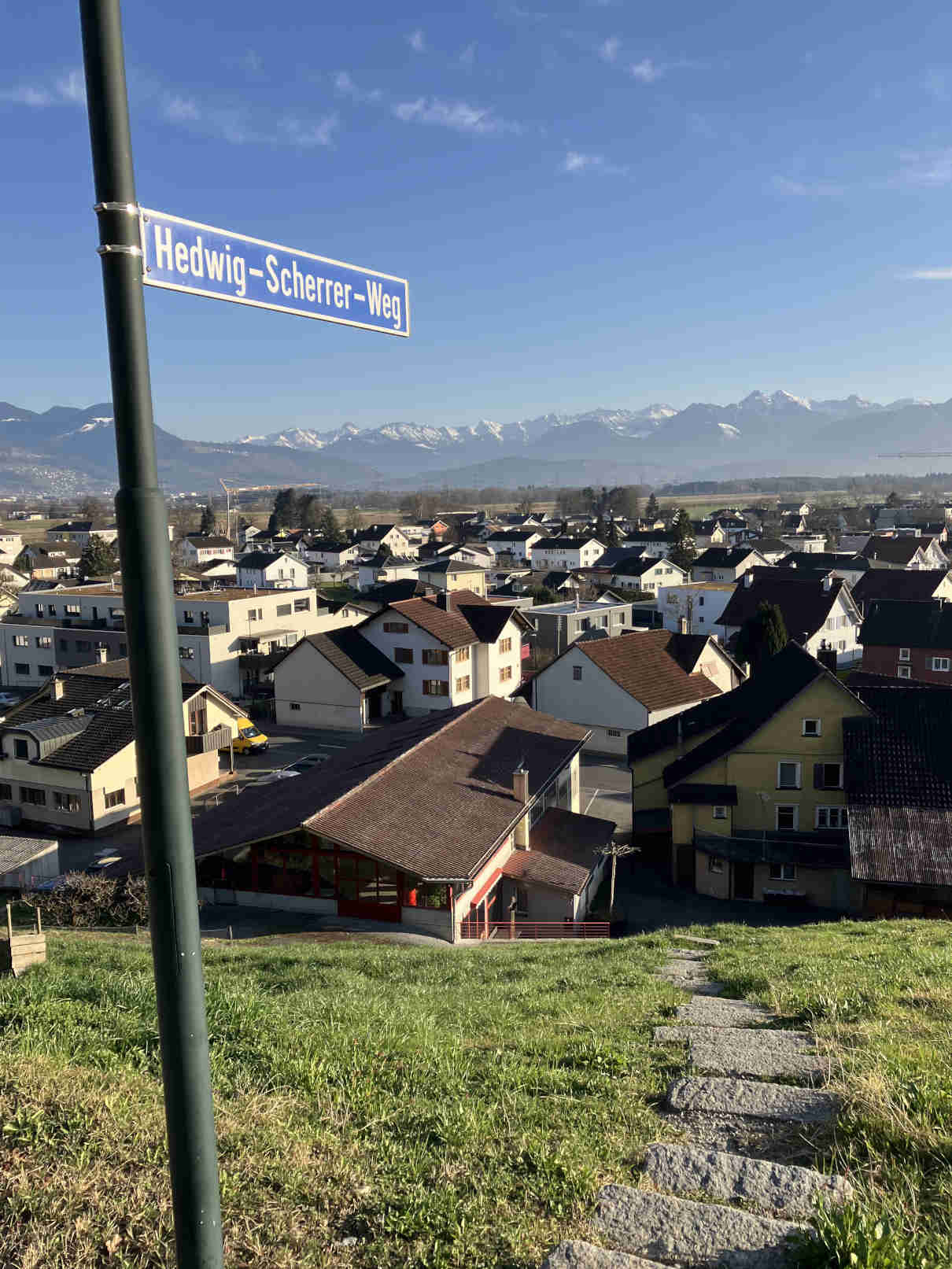Sentiero di Hedwig Scherrer con gradini in pietra a Montlingen su Montlinger Bergli.