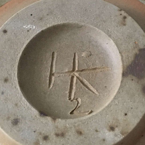 Firma de Heidi Kippenberg: HK 2. El número 2 representa el año 1969. El número 1 representaría el año 1968, el número 3 el año 1970 y así sucesivamente hasta el año 1974