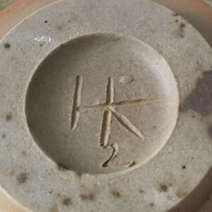 Pottery signature by Heidi Kippenberg: HK 2. Die Zahl 2 steht für das Jahr 1969. The number 2 stands for the year 1969, the number 1 for 1968, the number 3 for 1970 and so on until 1974.