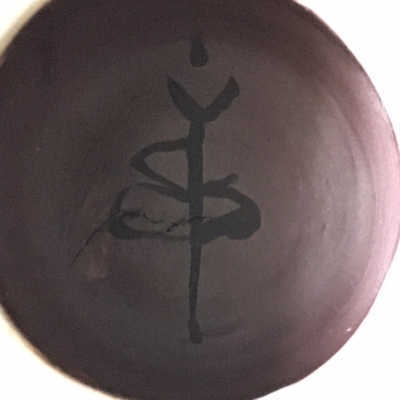 Firma de cerámica de Jan Bontjes van Beek: b, B a la inversa, línea, V y punto.