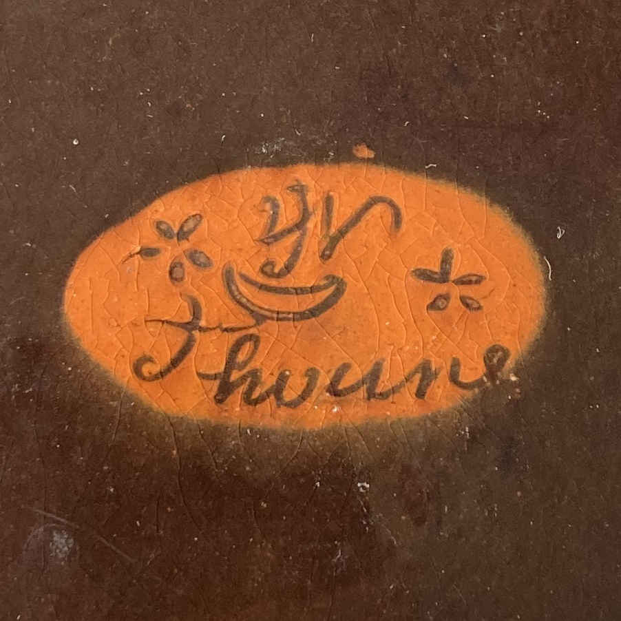 Signature de cerámique de Johann Wanzenried : Appellation d'origine : Thoune ; désignation de l'atelier : J en W, 2 étoiles et croissant de lune.
