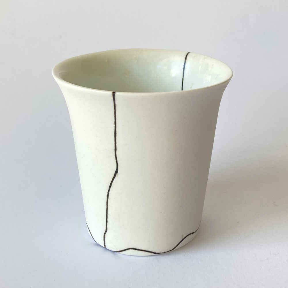 Zusammengeklebte Bruchstücke mit Urushi-Lackschicht als Abschluss