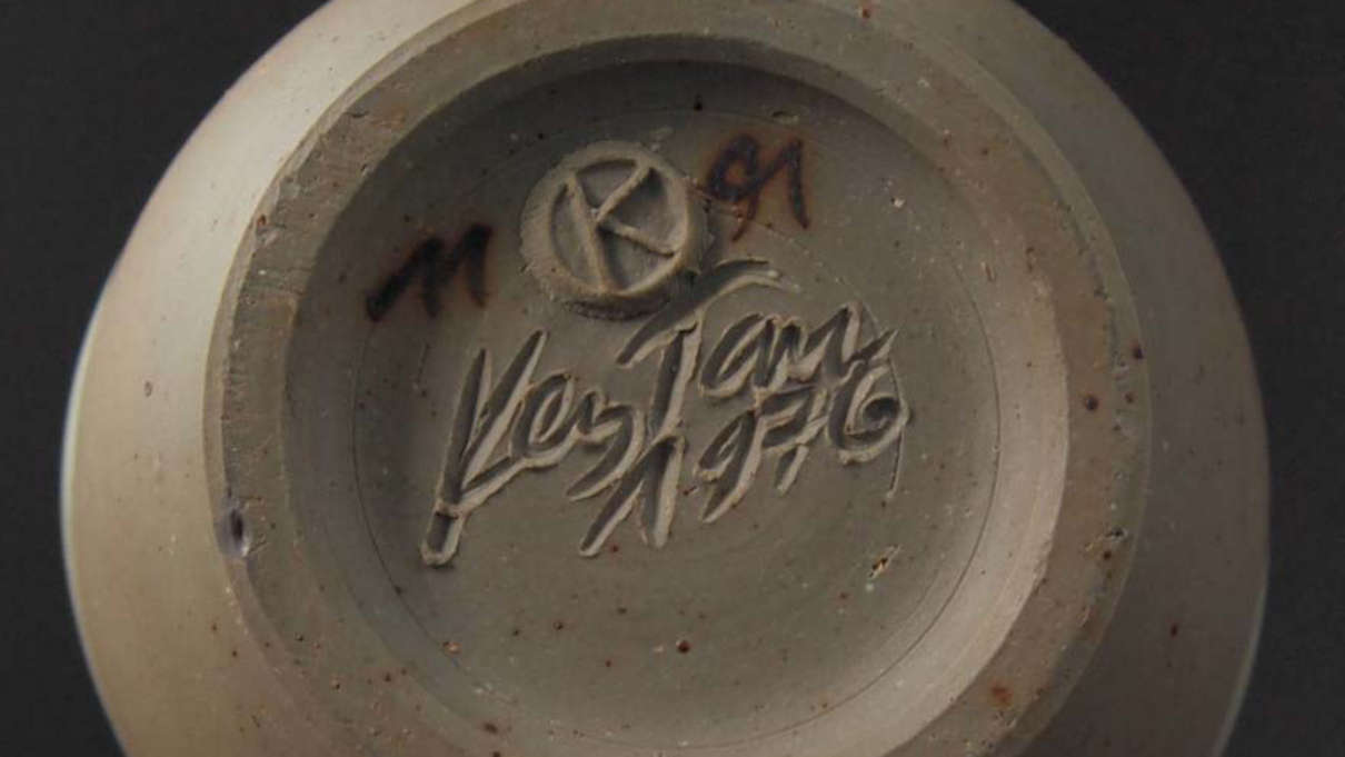 Es gibt eine Vielzahl von Keramik Signaturen, auch auf Studiokeramik, wie diese Keramik Signatur mit Jahresangabe hier, bei der auch eine Reliefmarke zu sehen ist, sowie eine Pinsel- oder Stiftmarke mit Zahlenangaben.