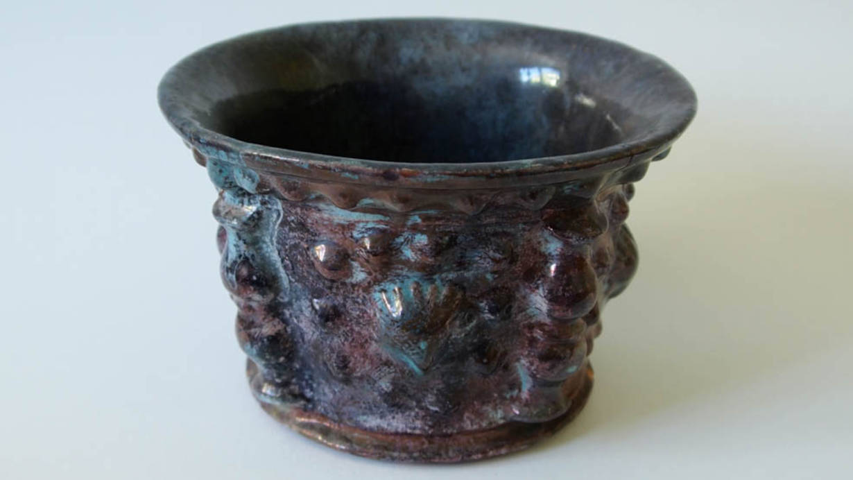 La filosofía kintsugi se remonta al budismo zen de Japón y se ha desarrollado sobre todo en la cerámica para té, en apreciación del concepto estético del wabi sabi.