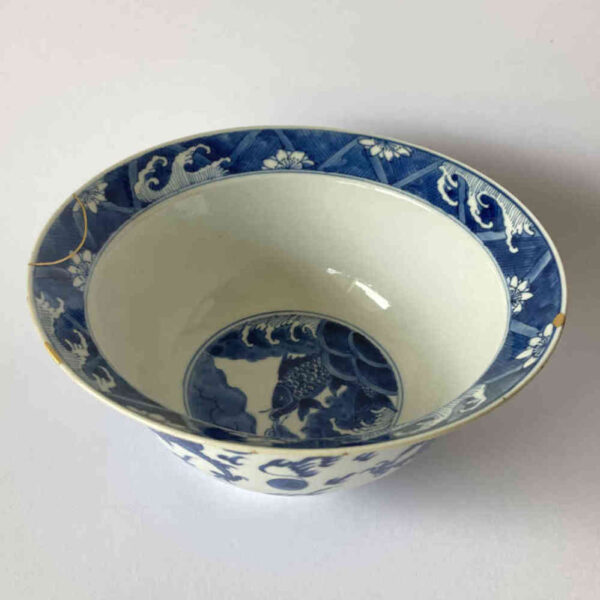 Reparación de cerámica con la técnica Kintsugi con oro en cuenco de porcelana.