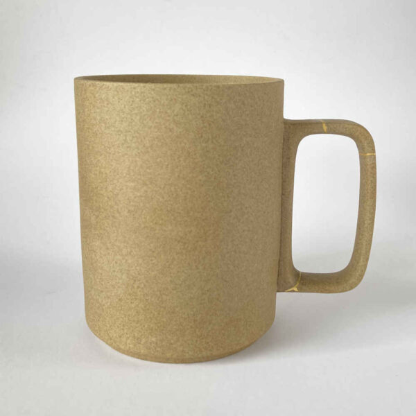 Réparation de céramique à l'aide de la technique Kintsugi avec de l'or sur l'anse d'une tasse.