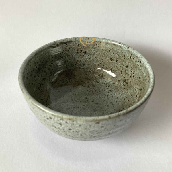 Keramik reparieren lassen mit der Kintsugi-Reparatur-Technik mit Gold an Abplatzung vom Rand einer Schale mit Fixierung von zwei abgeplatzten Stücken.