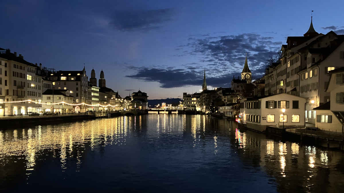 Servicio de reparación Kintsugi Zúrich en la ciudad de Zúrich (cantón de Zúrich), simbolizado aquí con una vista del Limmat al atardecer con luces doradas reflectantes.