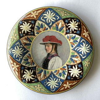 Maiolica di Thun – Piatto raffigurante una donna in costume tradizionale di Gutach con il cappello a pompon rosso della Foresta Nera