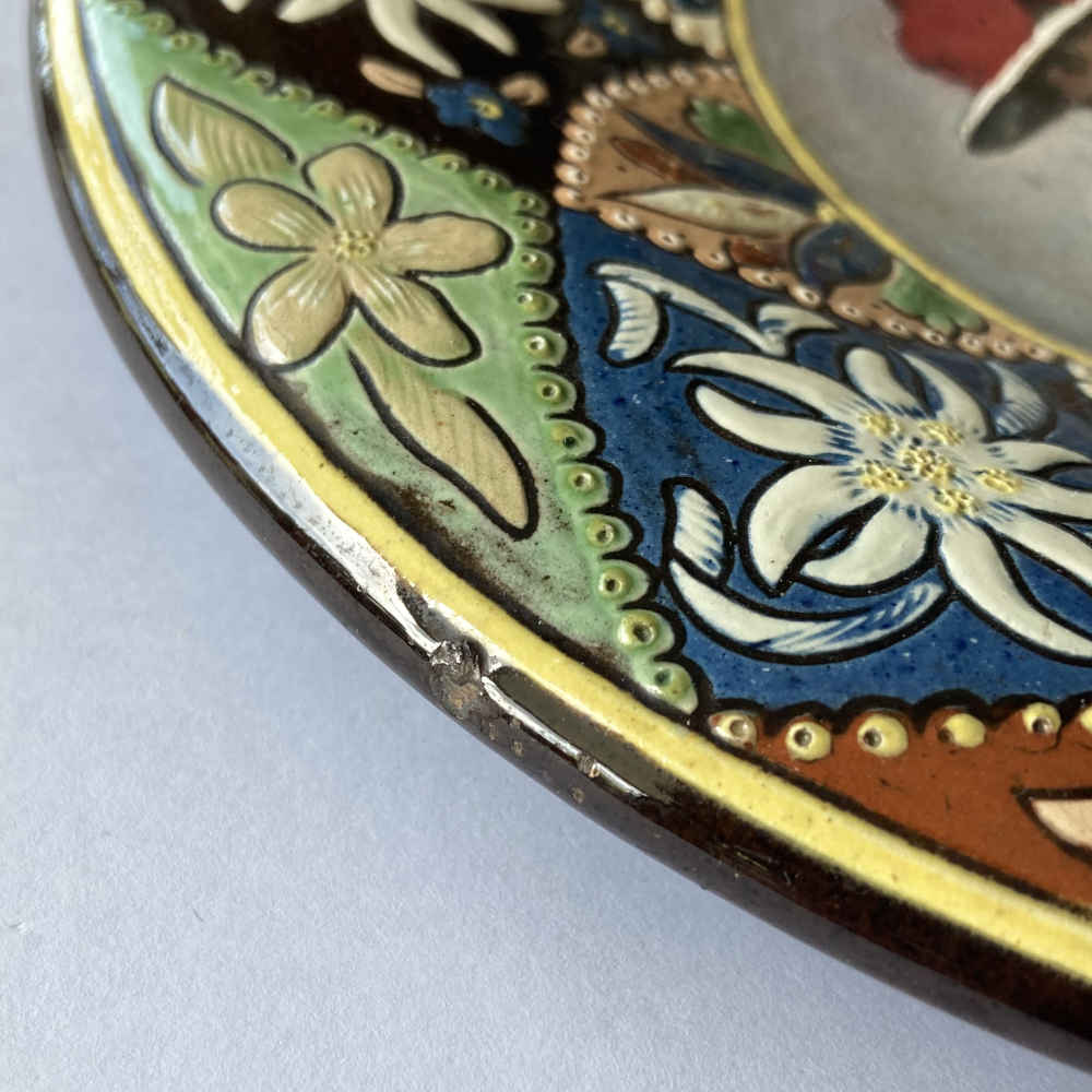Maiolica di Thun – Piatto raffigurante una donna in costume tradizionale di Gutach con il cappello a pompon rosso della Foresta Nera - immagine 3