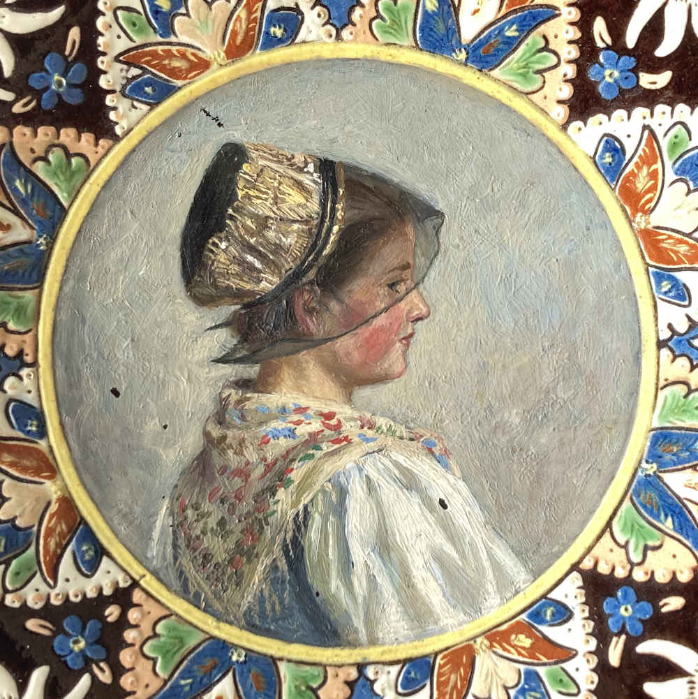 Maiolica di Thun – Piatto raffigurante una donna in costume tradizionale di Mühlenbach della Foresta Nera - immagine 2