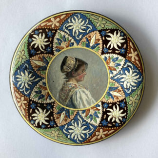 Maiolica di Thun – Piatto raffigurante una donna in costume tradizionale di Mühlenbach della Foresta Nera