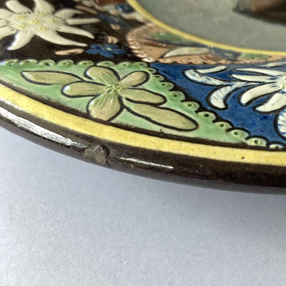 Maiolica di Thun – Piatto raffigurante una donna in costume tradizionale di Mühlenbach della Foresta Nera - immagine 3