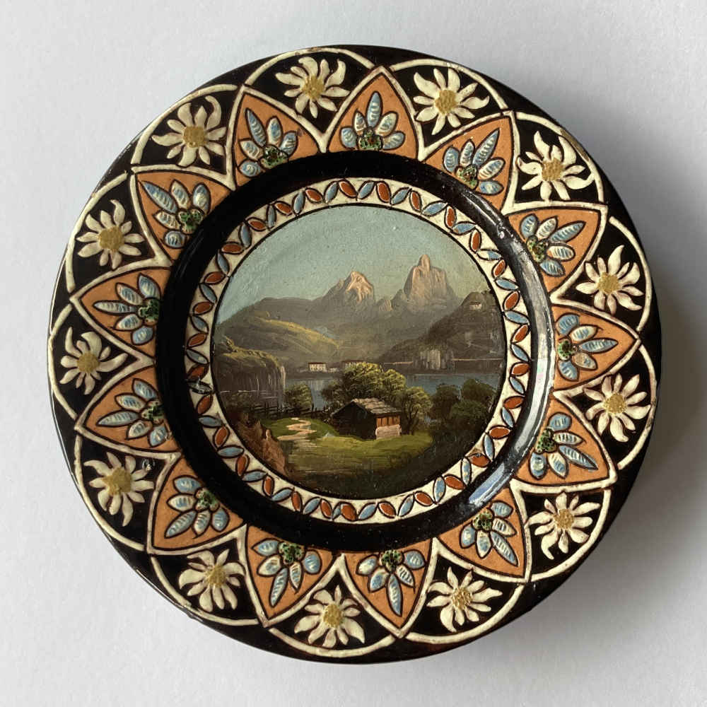 Maiolica di Thun – Piccolo piatto con la prateria del Grütli davanti al Grande e al Piccolo Mythen