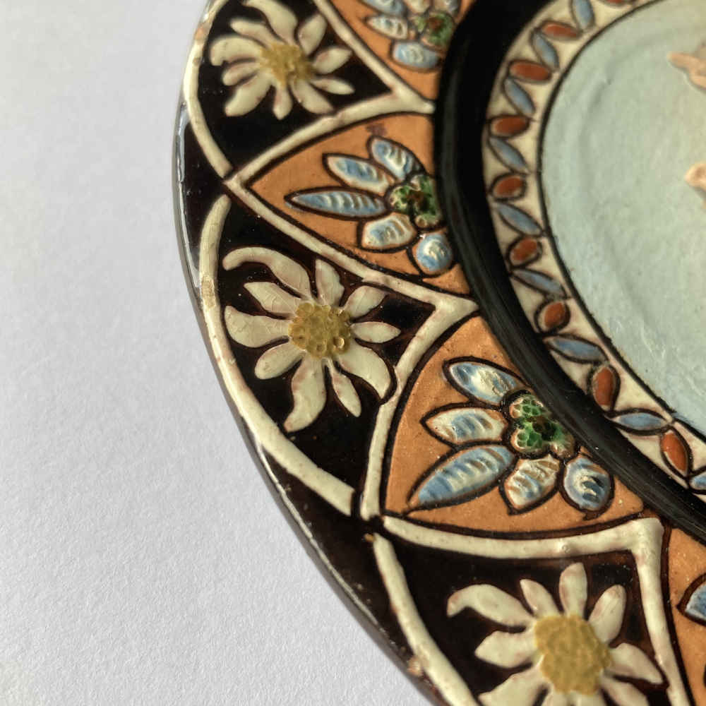 Maiolica di Thun – Piccolo piatto con la prateria del Grütli davanti al Grande e al Piccolo Mythen - immagine 4