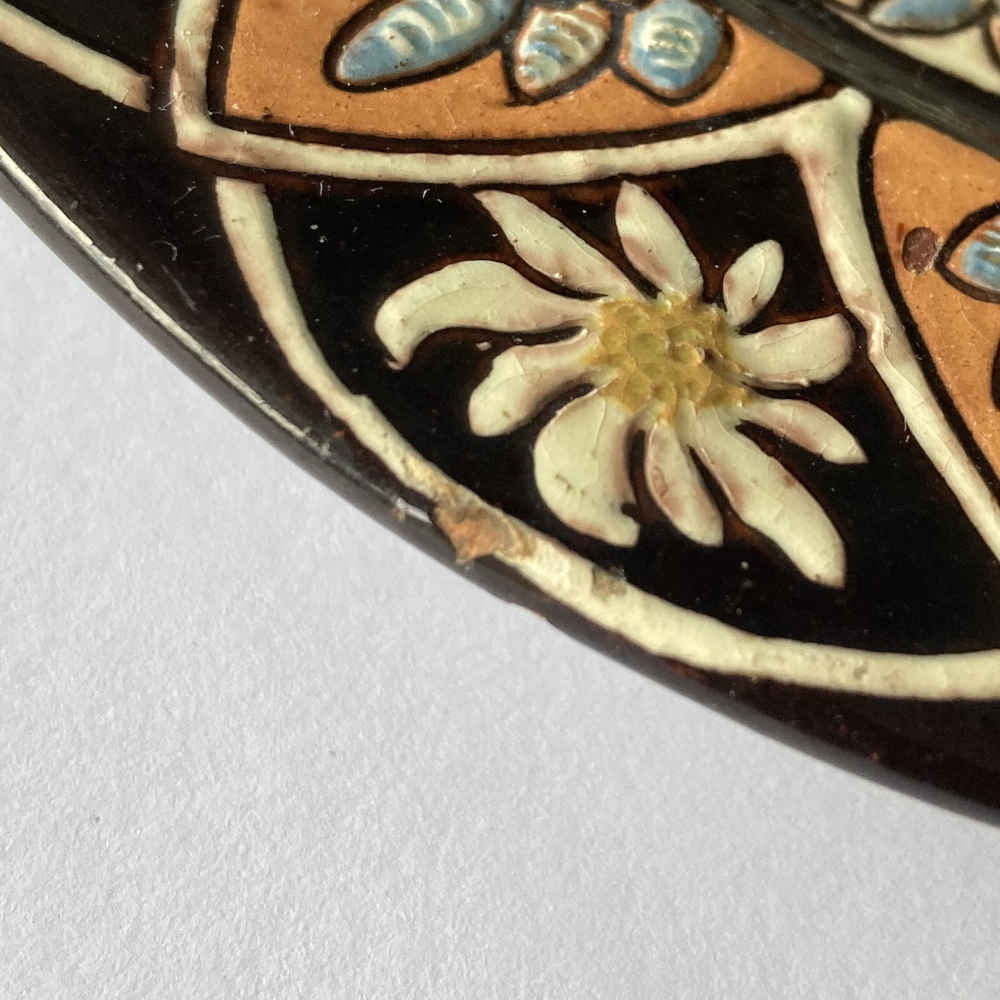 Maiolica di Thun – Piccolo piatto con la prateria del Grütli davanti al Grande e al Piccolo Mythen - immagine 5