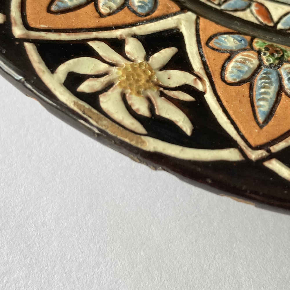 Maiolica di Thun – Piccolo piatto con la prateria del Grütli davanti al Grande e al Piccolo Mythen - immagine 6