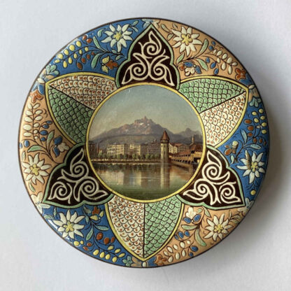 Majolique de Thoune – Assiette avec le pont Kapellbrücke de Lucerne devant le mont Pilate