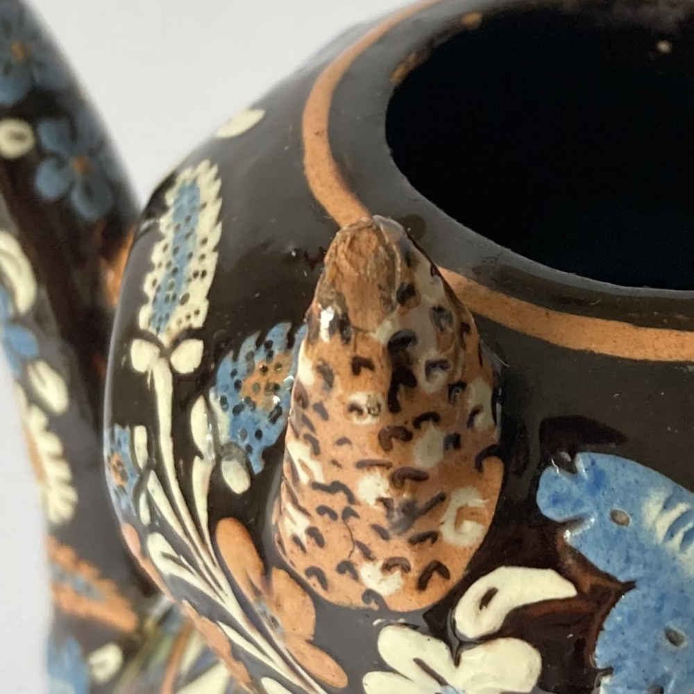 Majolique de Thoune – Chouette servant de théière / cafetière avec une fleur bleue sur la crête – Image 12