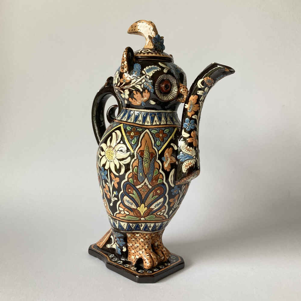Mayólica de Thun: búho como tetera / cafetera con una flor azul como pluma en la cabeza