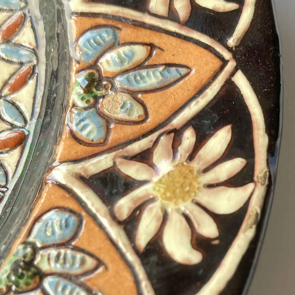 Mayólica de Thun: plato pequeño con la pradera de Rütli ante los picos Grosser y Kleiner Mythen - Imagen 3