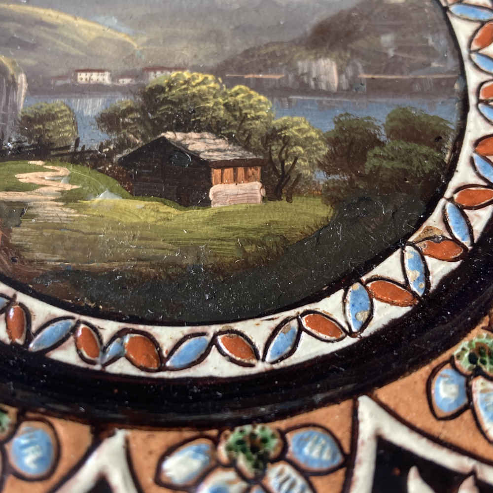 Mayólica de Thun: plato pequeño con la pradera de Rütli ante los picos Grosser y Kleiner Mythen - Imagen 10