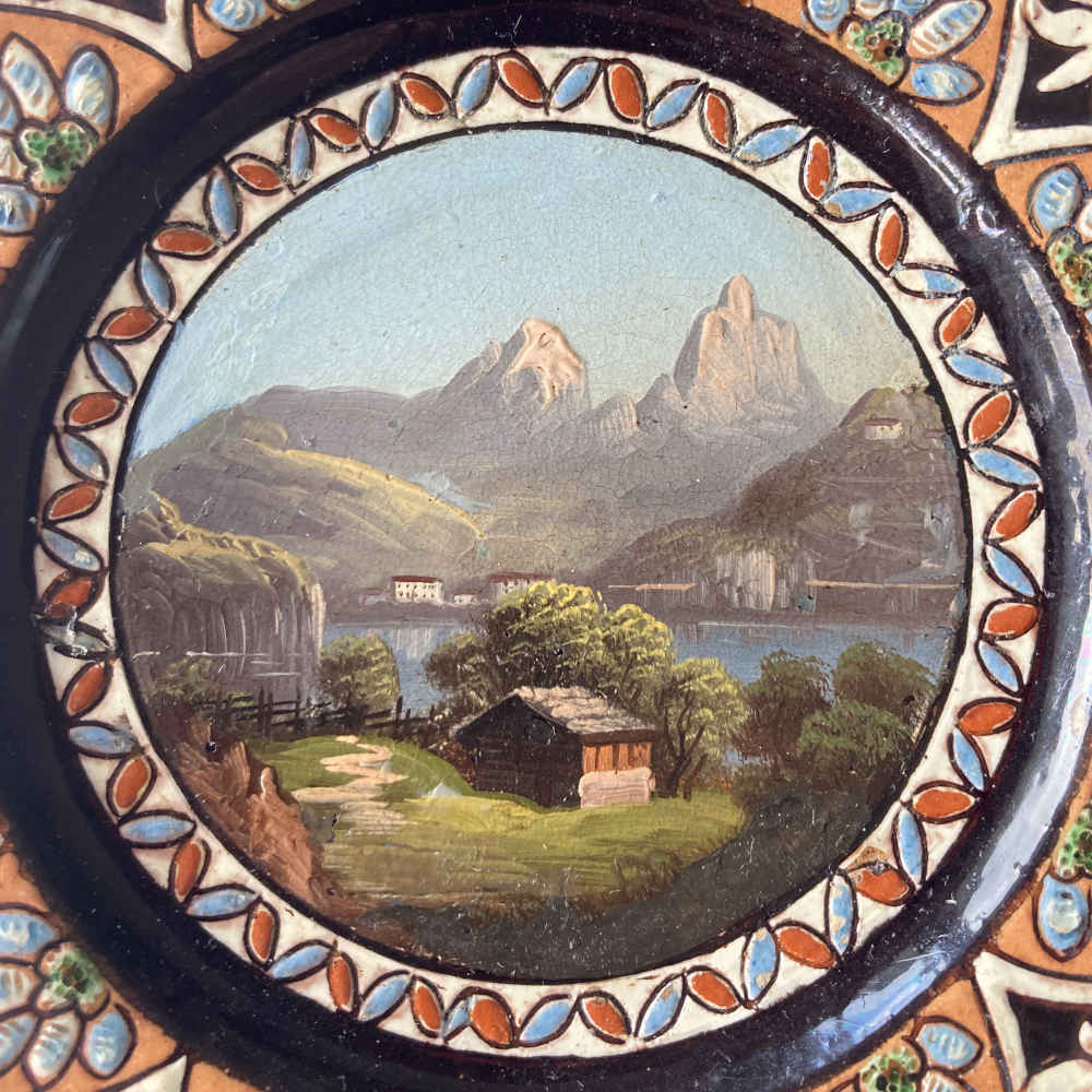 Mayólica de Thun: plato pequeño con la pradera de Rütli ante los picos Grosser y Kleiner Mythen - Imagen 2