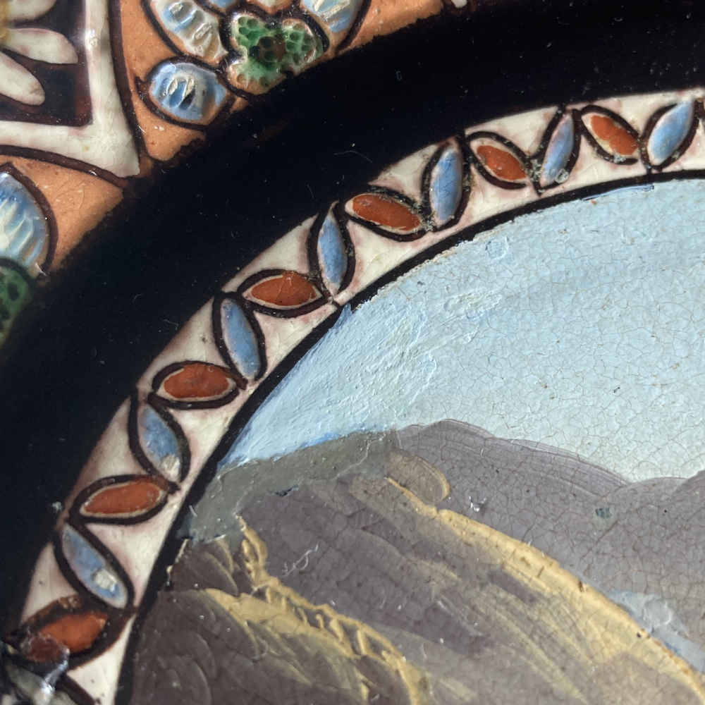 Mayólica de Thun: plato pequeño con la pradera de Rütli ante los picos Grosser y Kleiner Mythen - Imagen 11