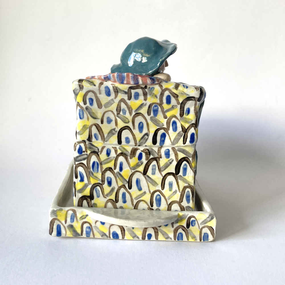 Mila VÁZQUEZ OTERO (* 1978) – Butterdose mit liegender Frau, nach Skulptur von Eduard Klablena gemacht - Studiokeramik – Bild 6